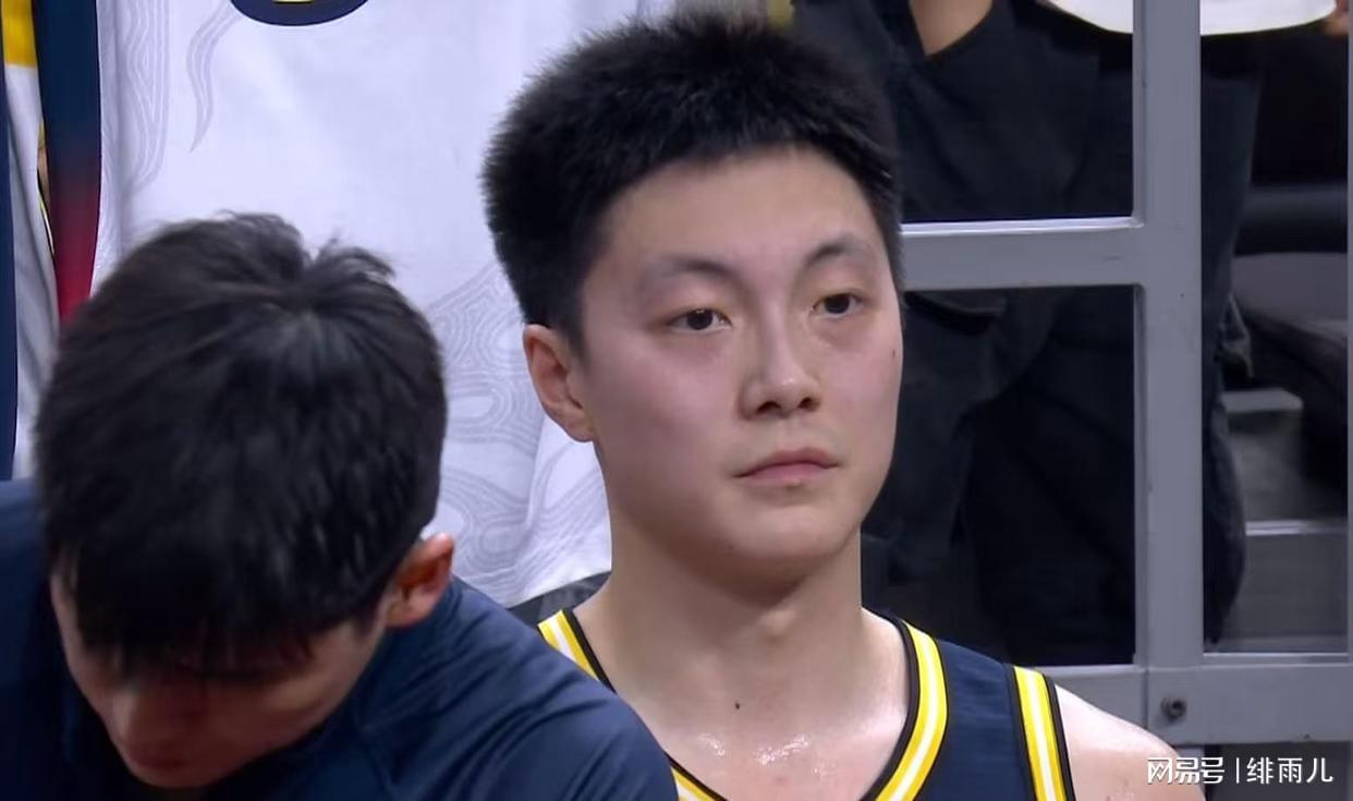 乐鱼体育-张皓嘉上位+杜润旺不打！广东队亮出冠军相，杜锋暂时保住帅位！