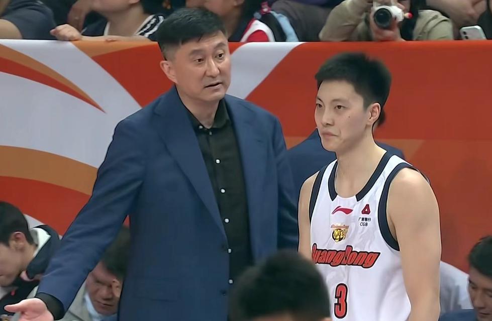 乐鱼体育app下载-广东男篮2分惜败，被福建男篮双杀，拉科塞维奇首秀32+16徐杰12分